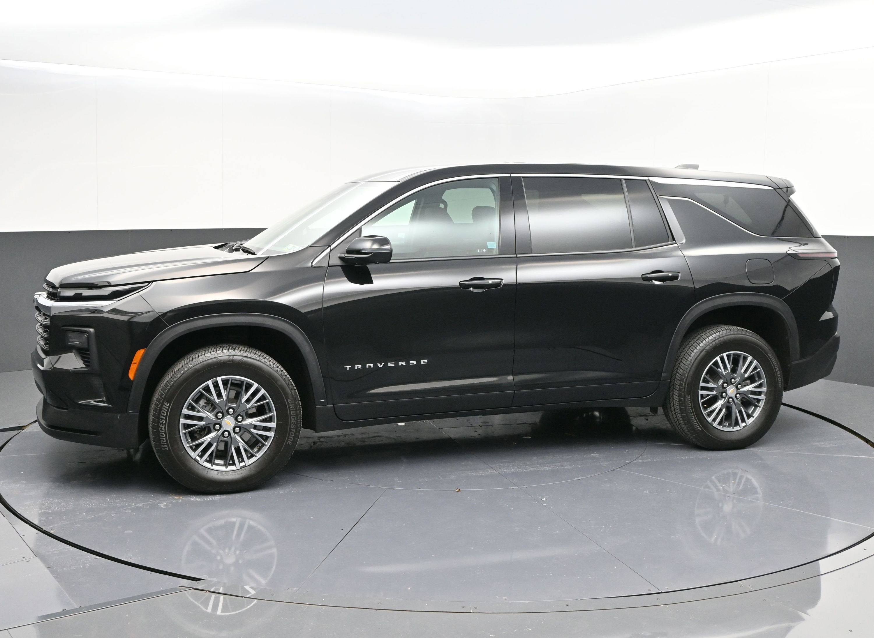 2024 Chevrolet Traverse LS