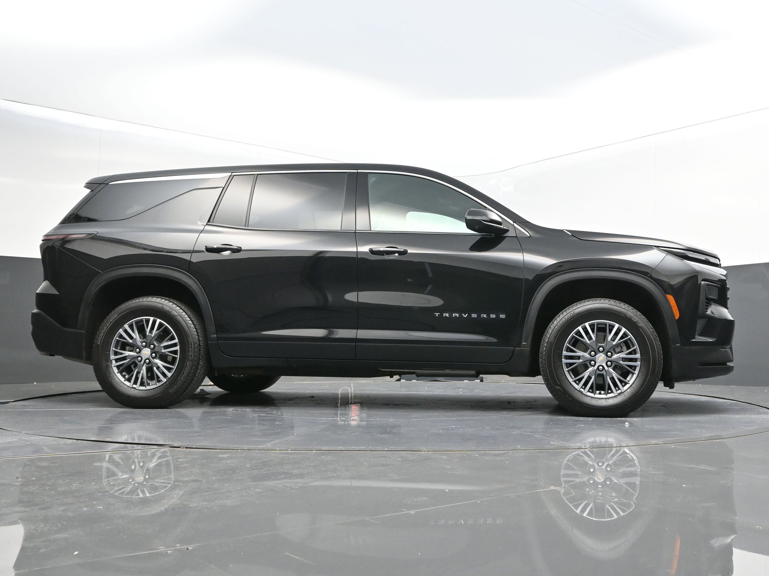 2024 Chevrolet Traverse LS
