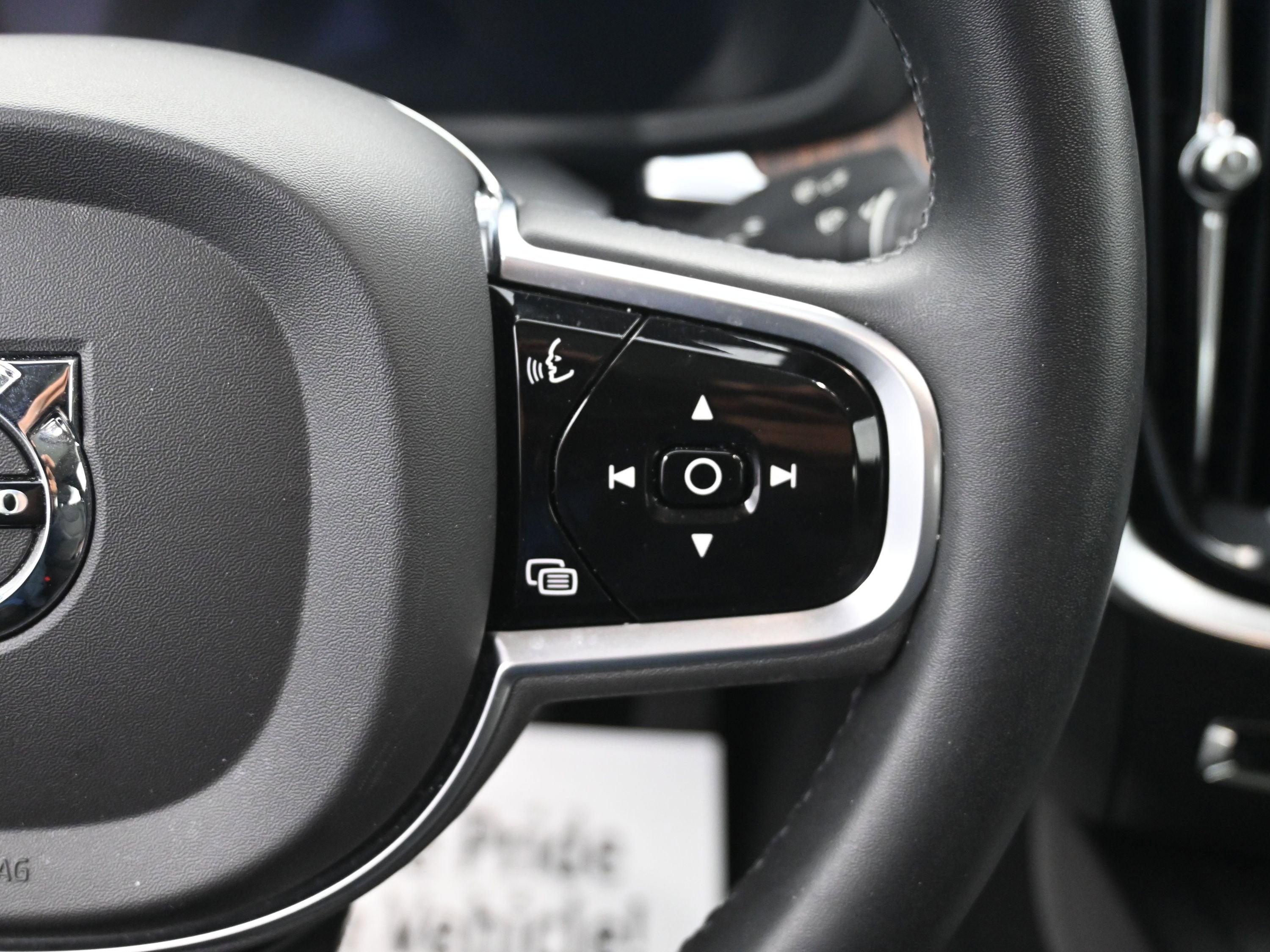 2023 Volvo S60 B5 Plus Dark Theme