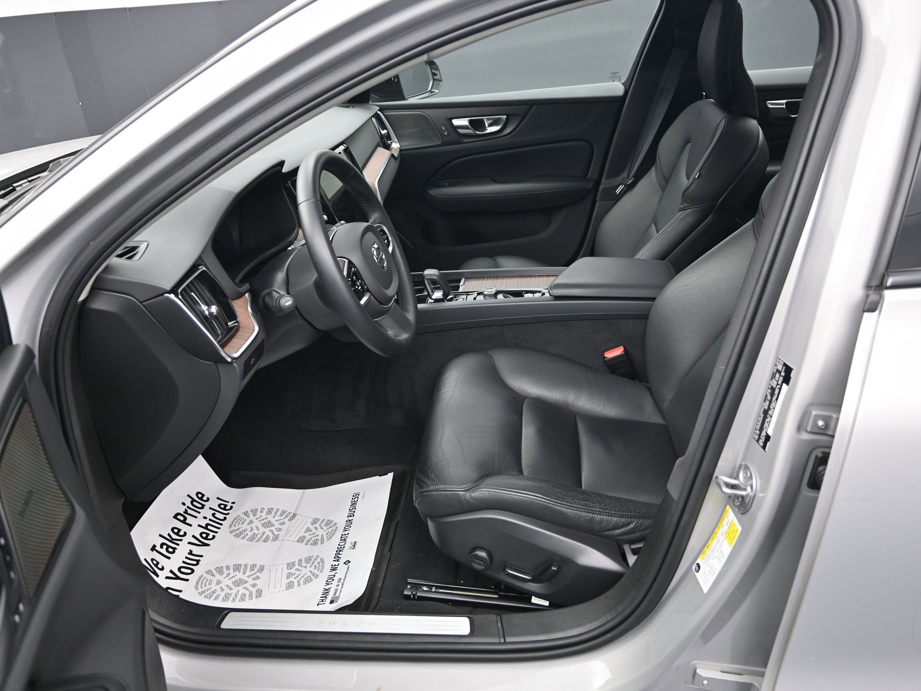 2023 Volvo S60 B5 Plus Dark Theme