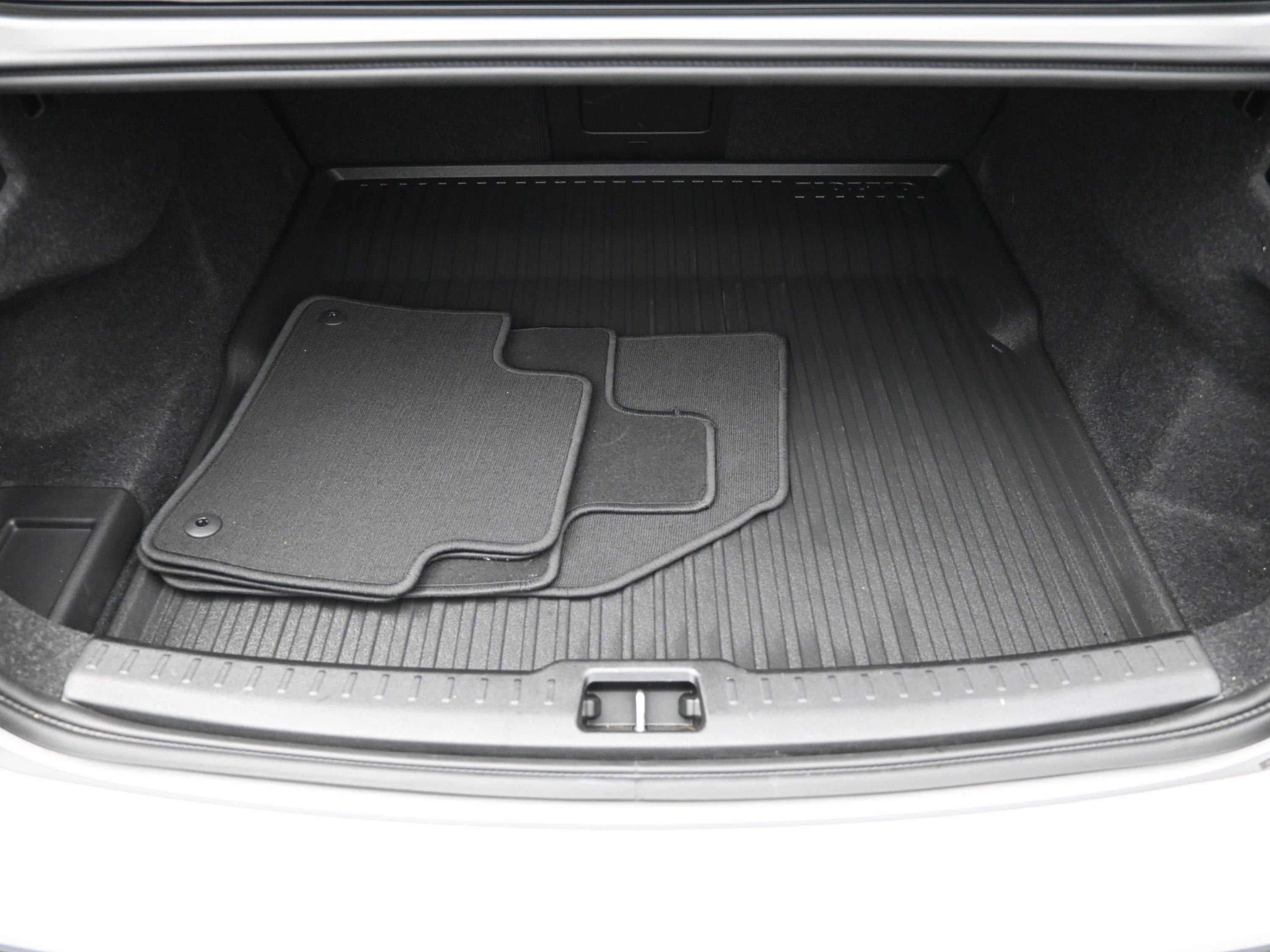 2023 Volvo S60 B5 Plus Dark Theme