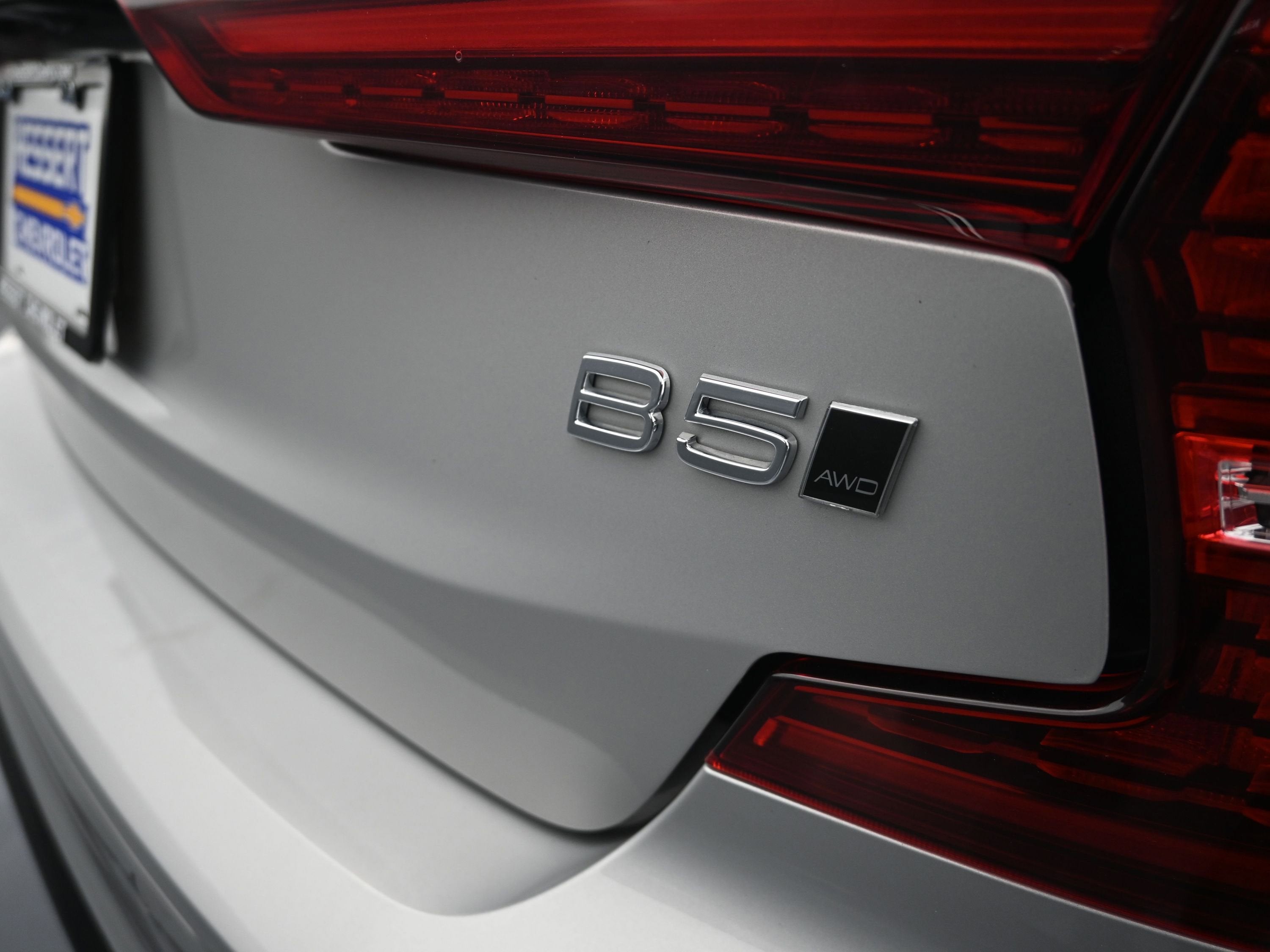 2023 Volvo S60 B5 Plus Dark Theme