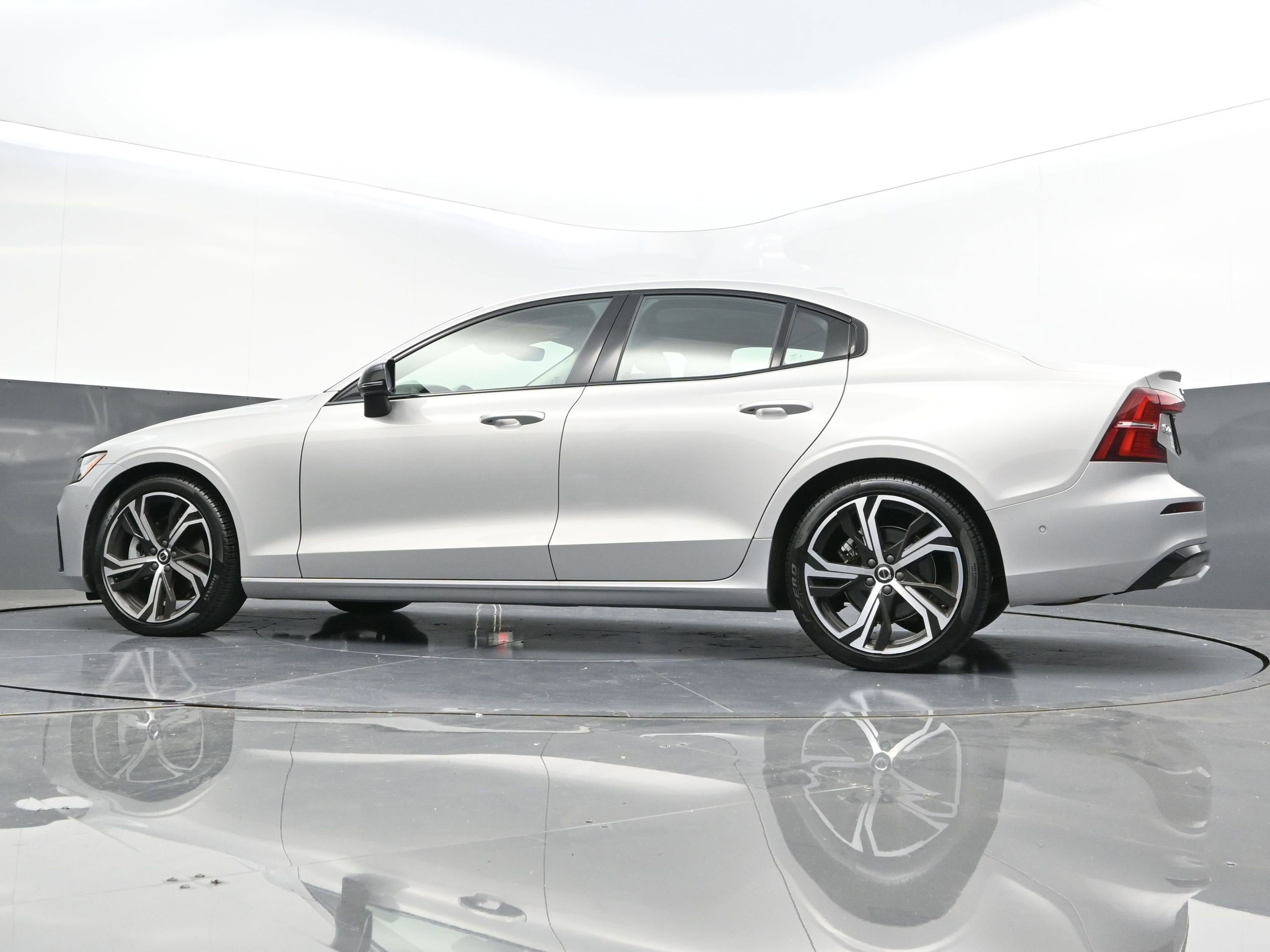 2023 Volvo S60 B5 Plus Dark Theme