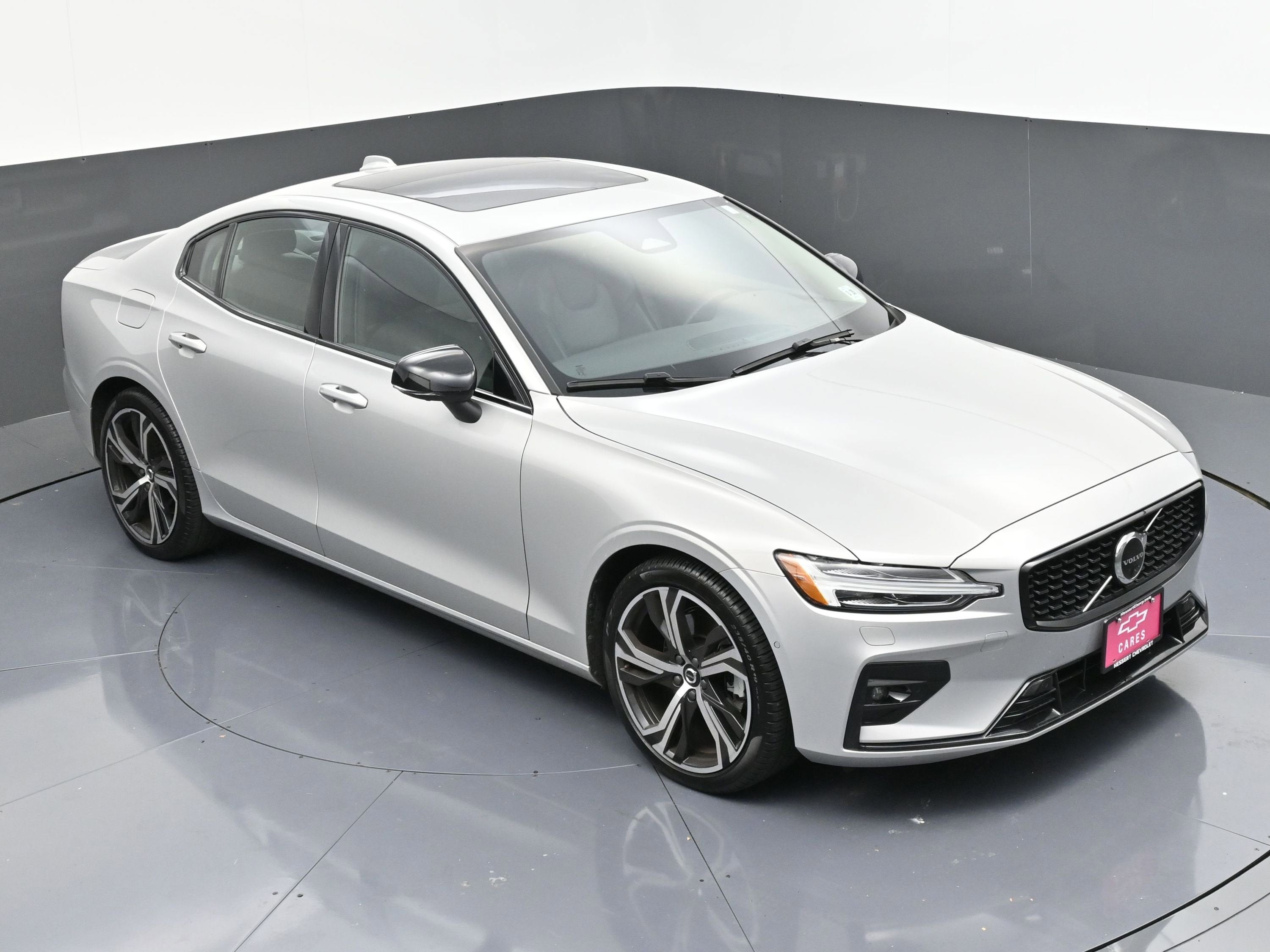 2023 Volvo S60 B5 Plus Dark Theme