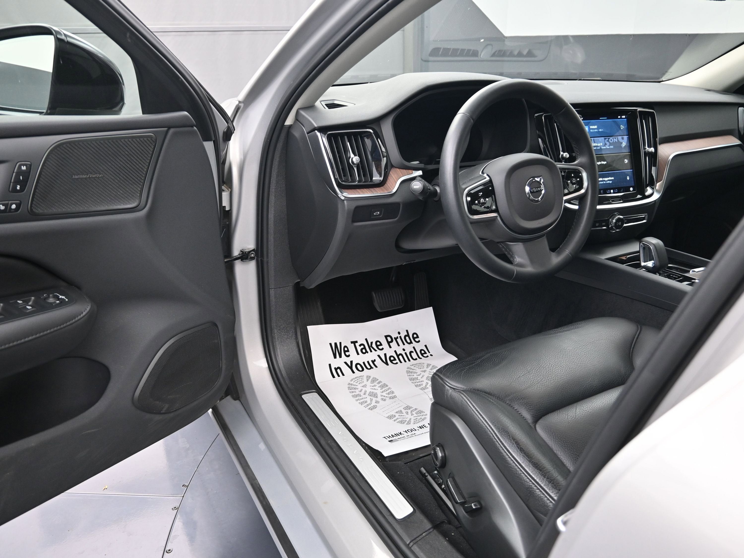 2023 Volvo S60 B5 Plus Dark Theme