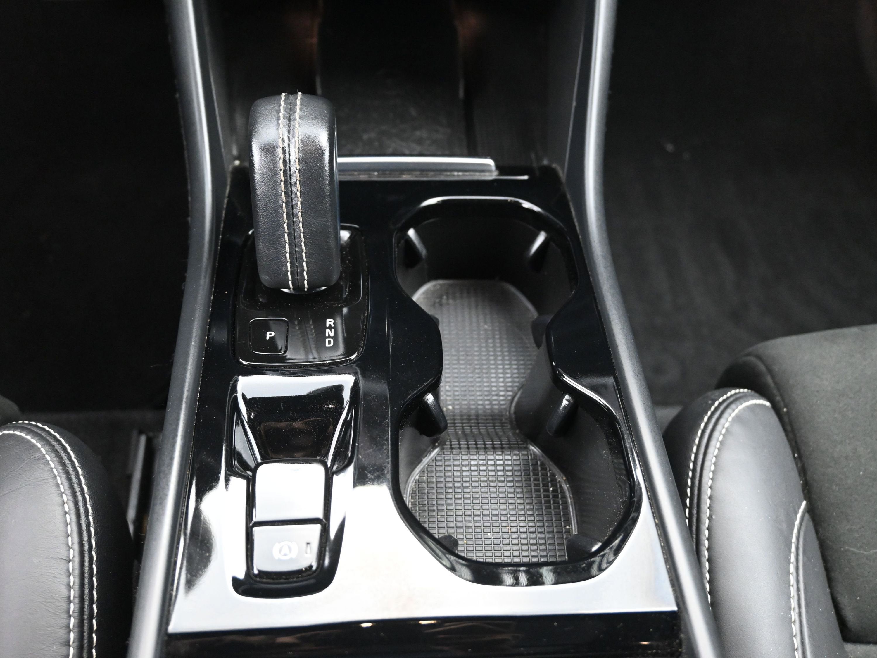 2022 Volvo XC40 T5 R-Design