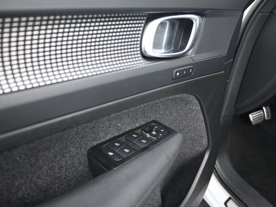 2022 Volvo XC40 T5 R-Design