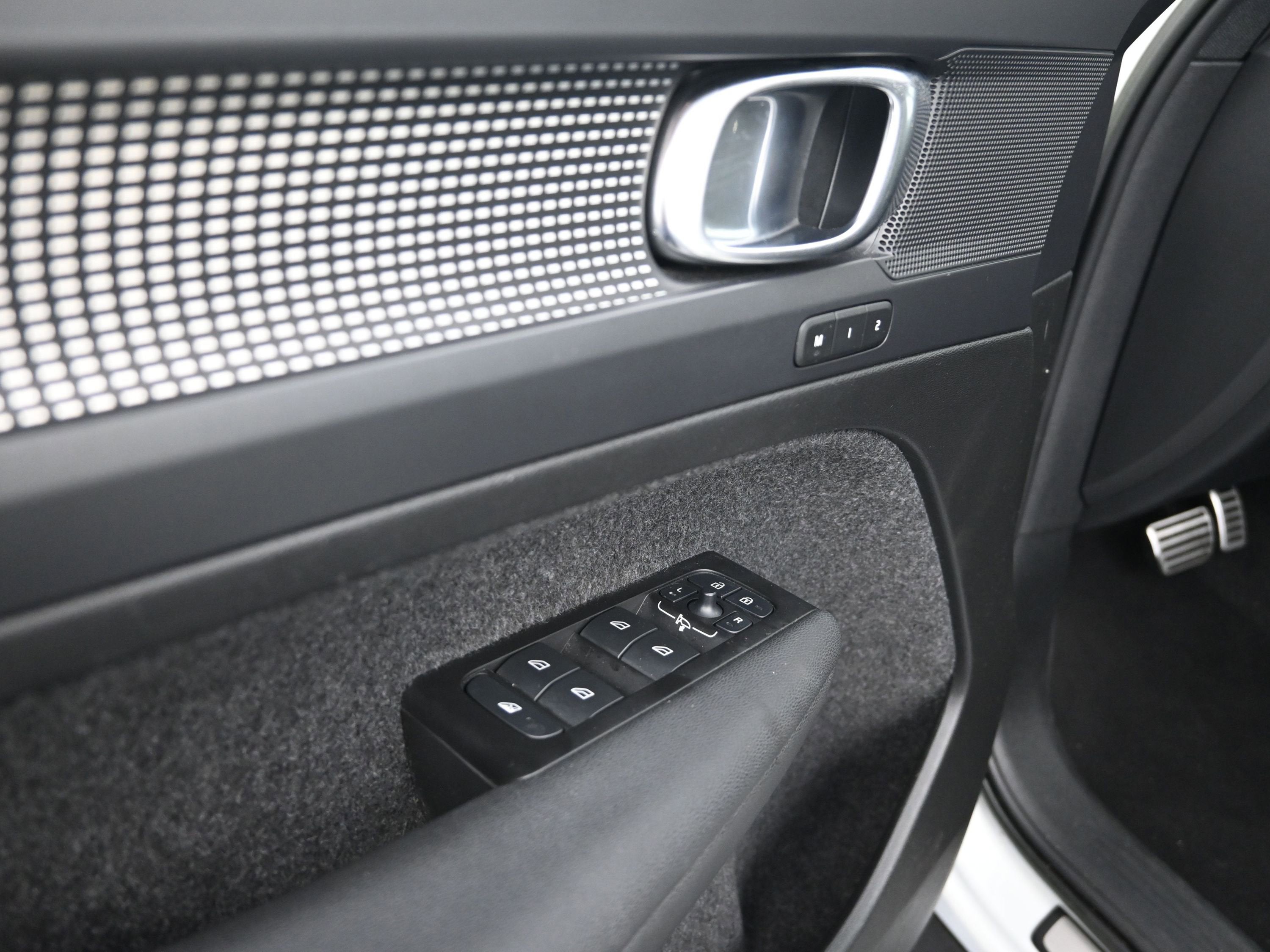 2022 Volvo XC40 T5 R-Design