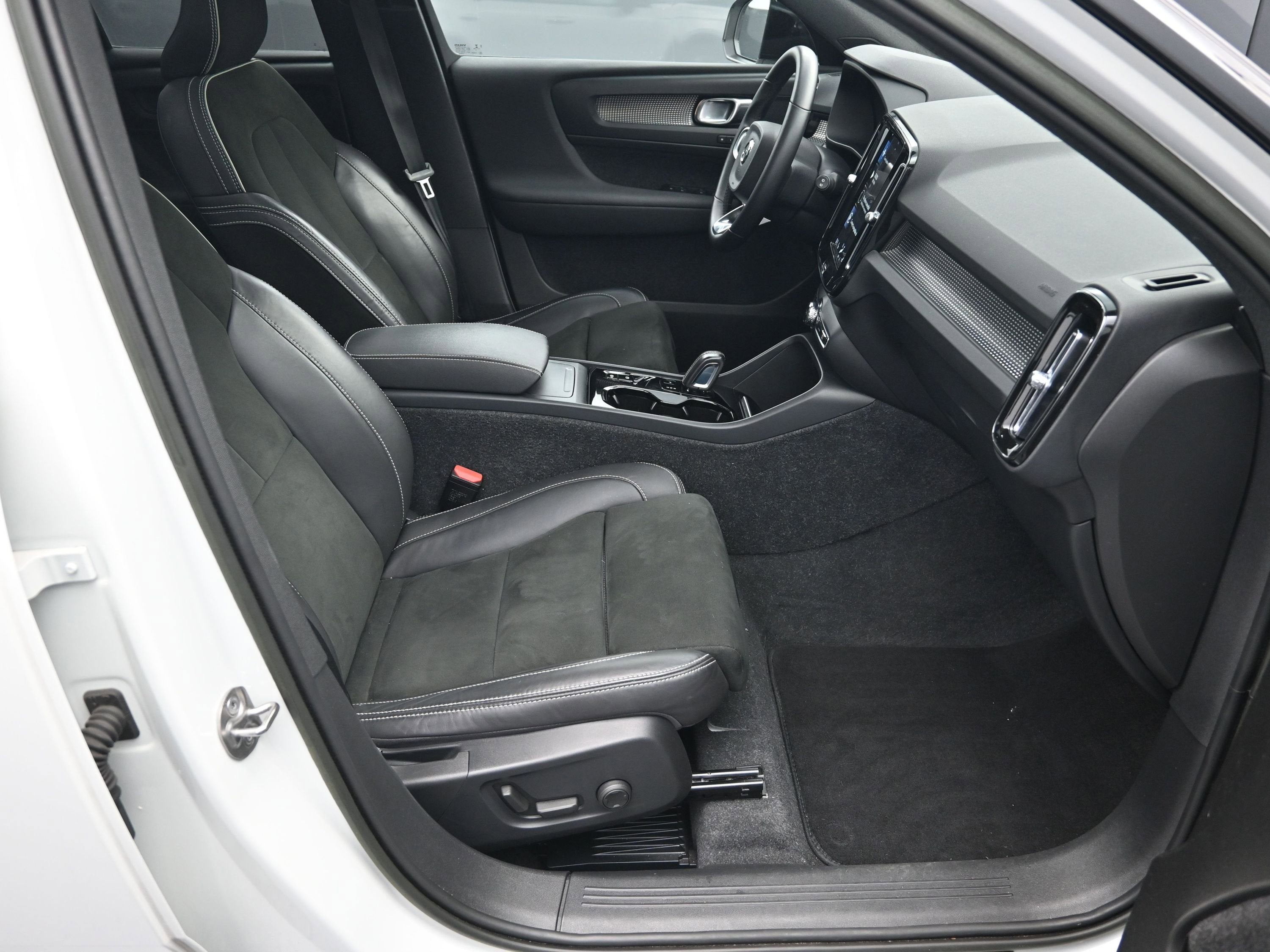 2022 Volvo XC40 T5 R-Design