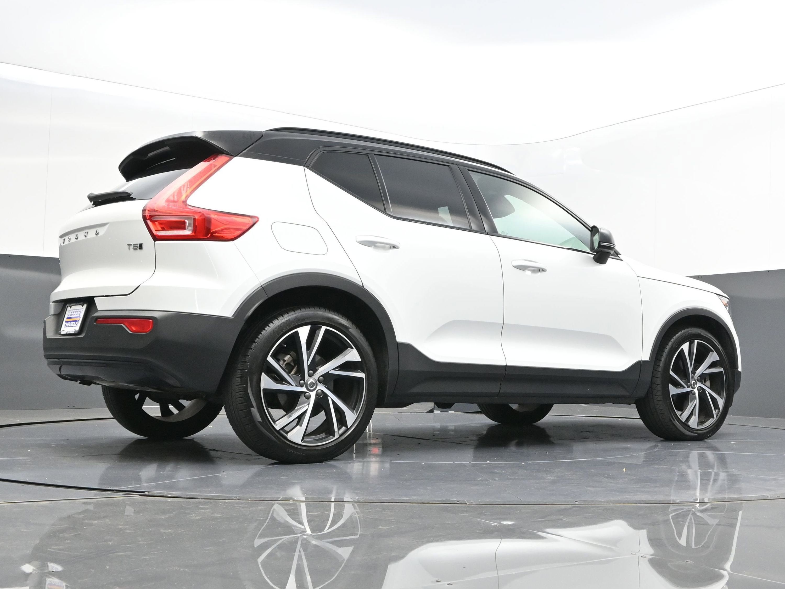 2022 Volvo XC40 T5 R-Design