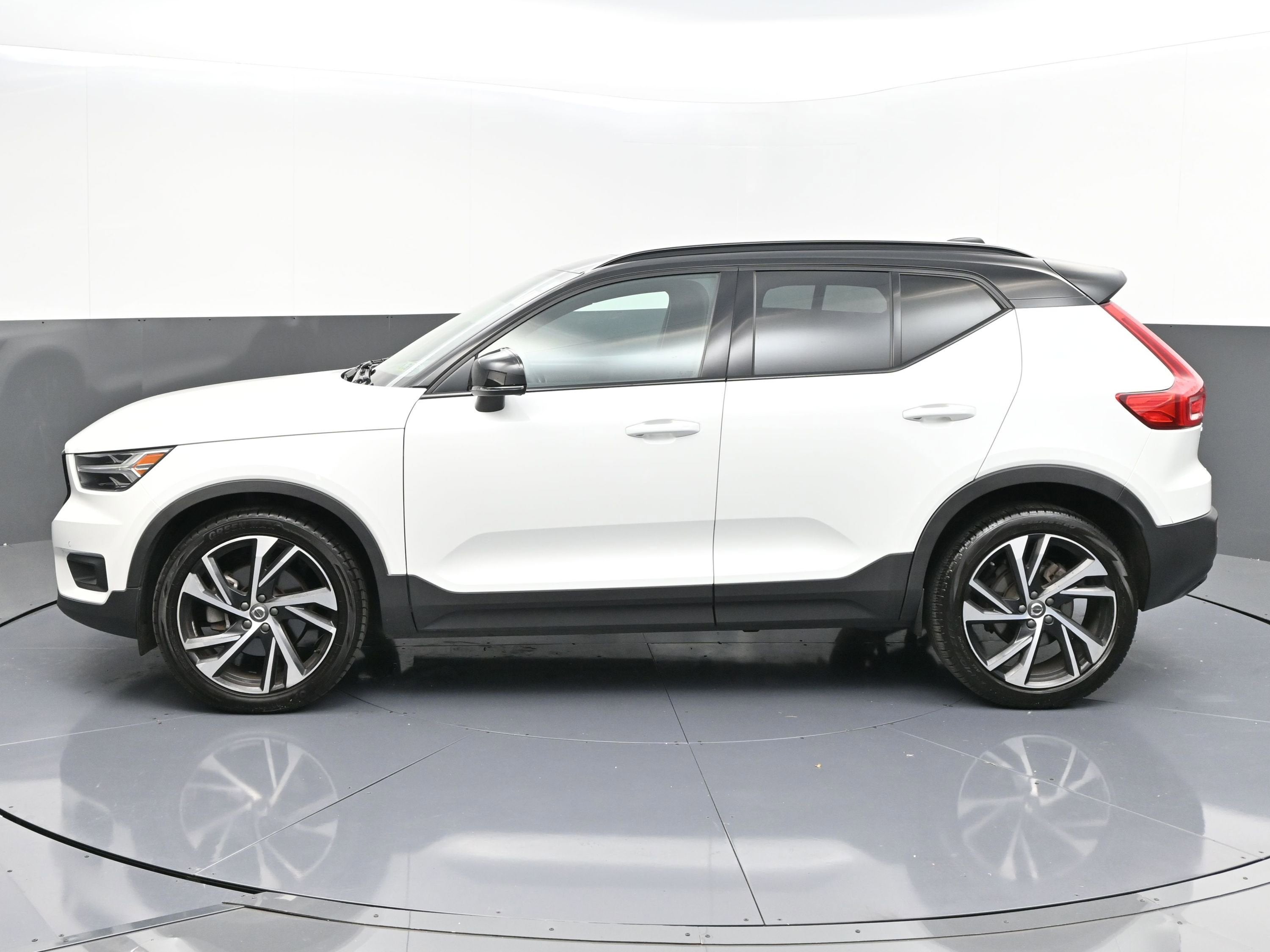 2022 Volvo XC40 T5 R-Design