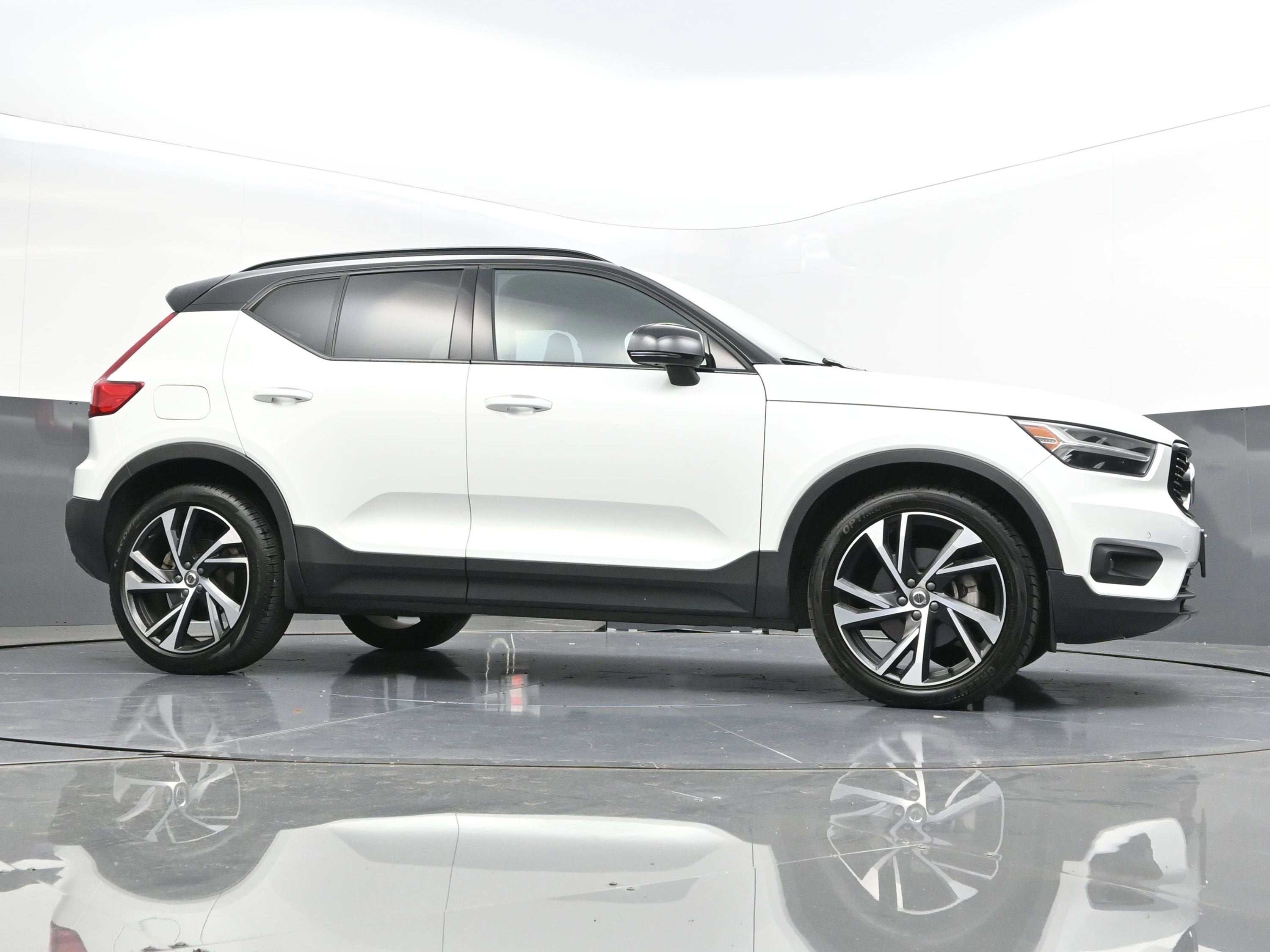 2022 Volvo XC40 T5 R-Design