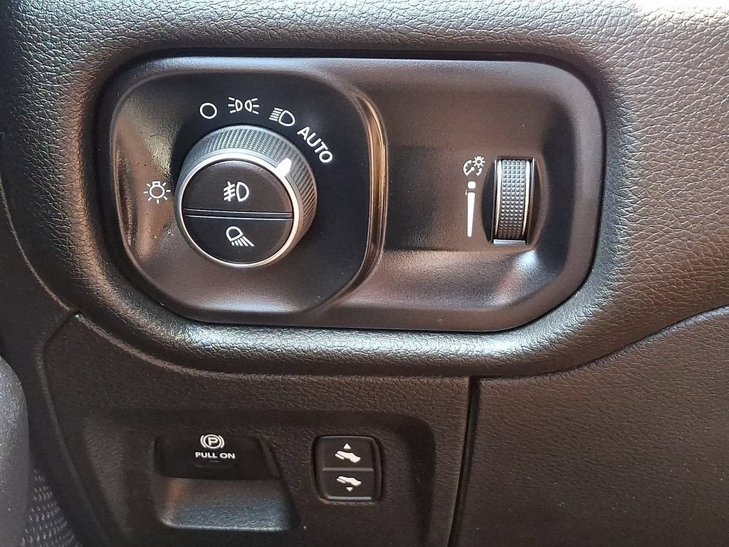 2023 RAM 1500 Big Horn Crew Cab 4x4 5'7" Box