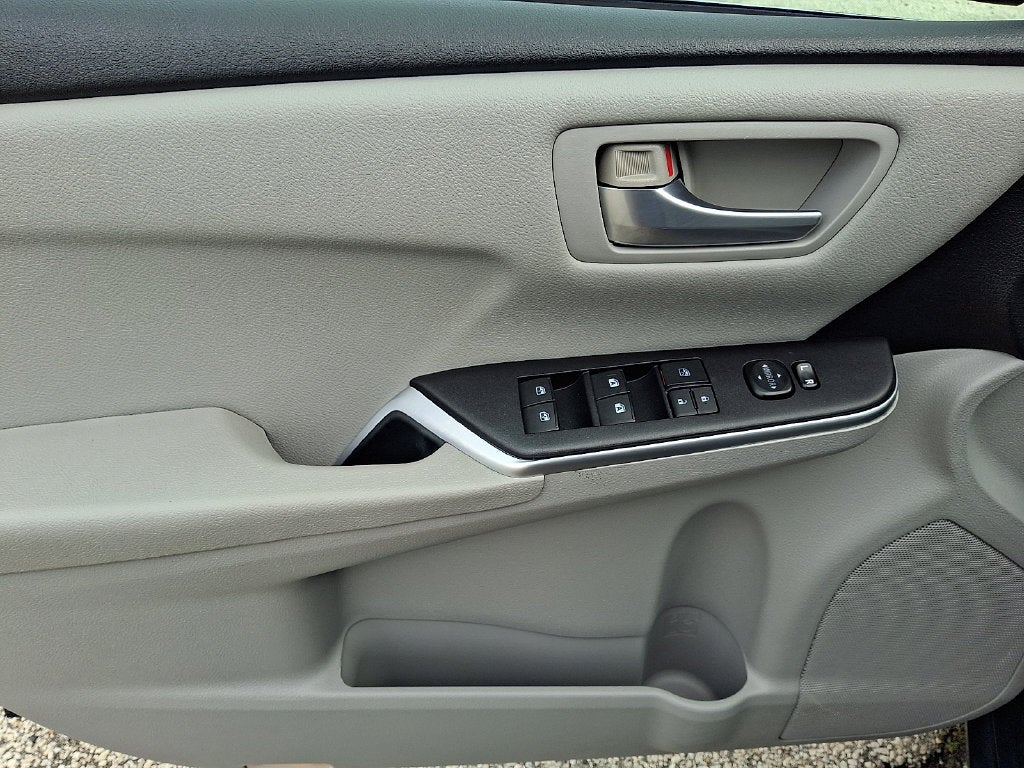 2015 Toyota Camry LE Hybrid - Photo 13