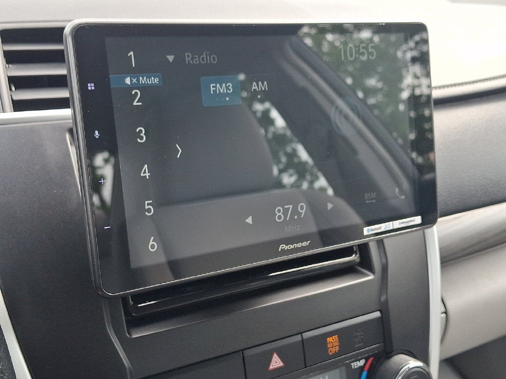 2015 Toyota Camry LE Hybrid - Photo 17
