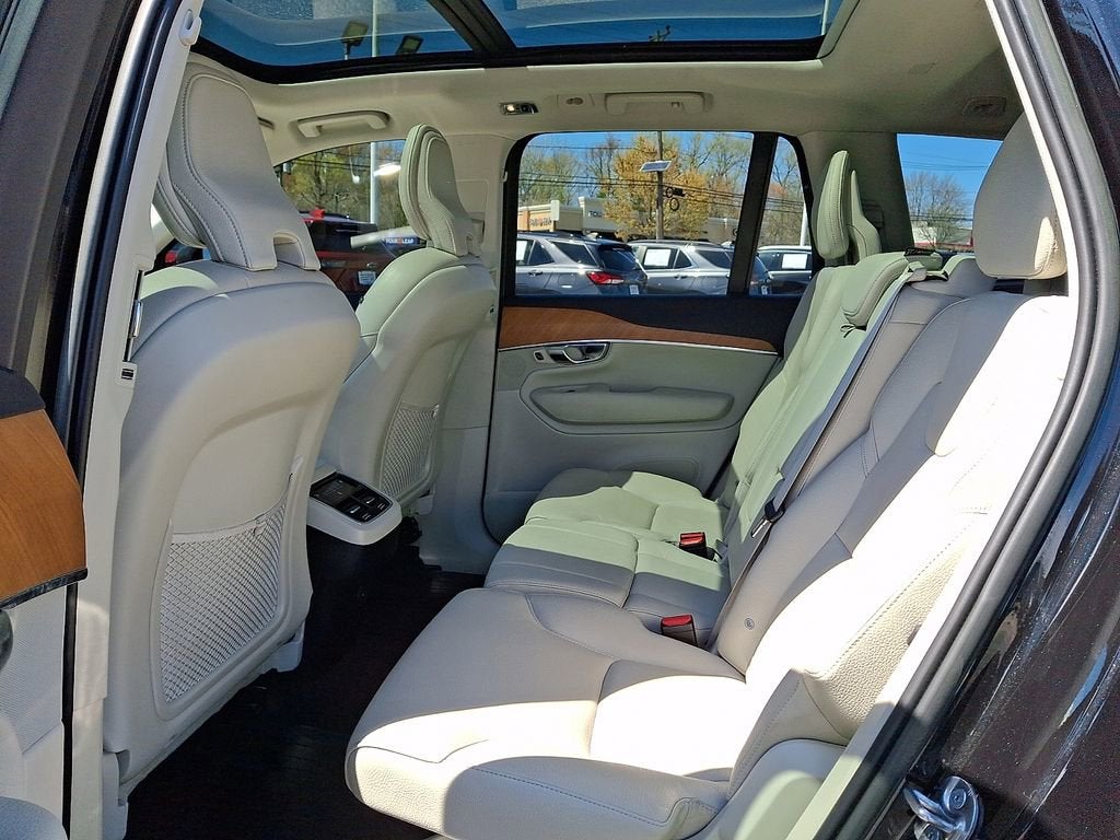 2022 Volvo XC90 T6 Momentum 7 Passenger