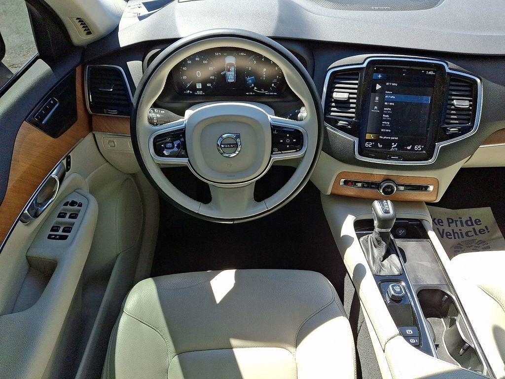 2022 Volvo XC90 T6 Momentum 7 Passenger