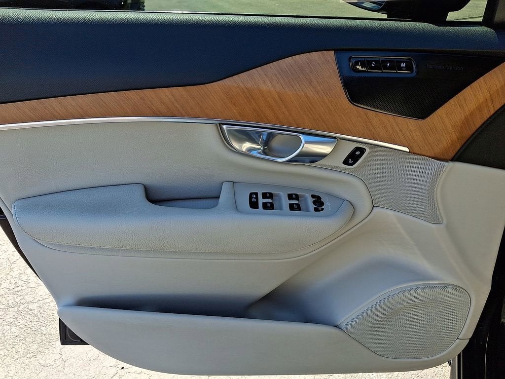 2022 Volvo XC90 T6 Momentum 7 Passenger