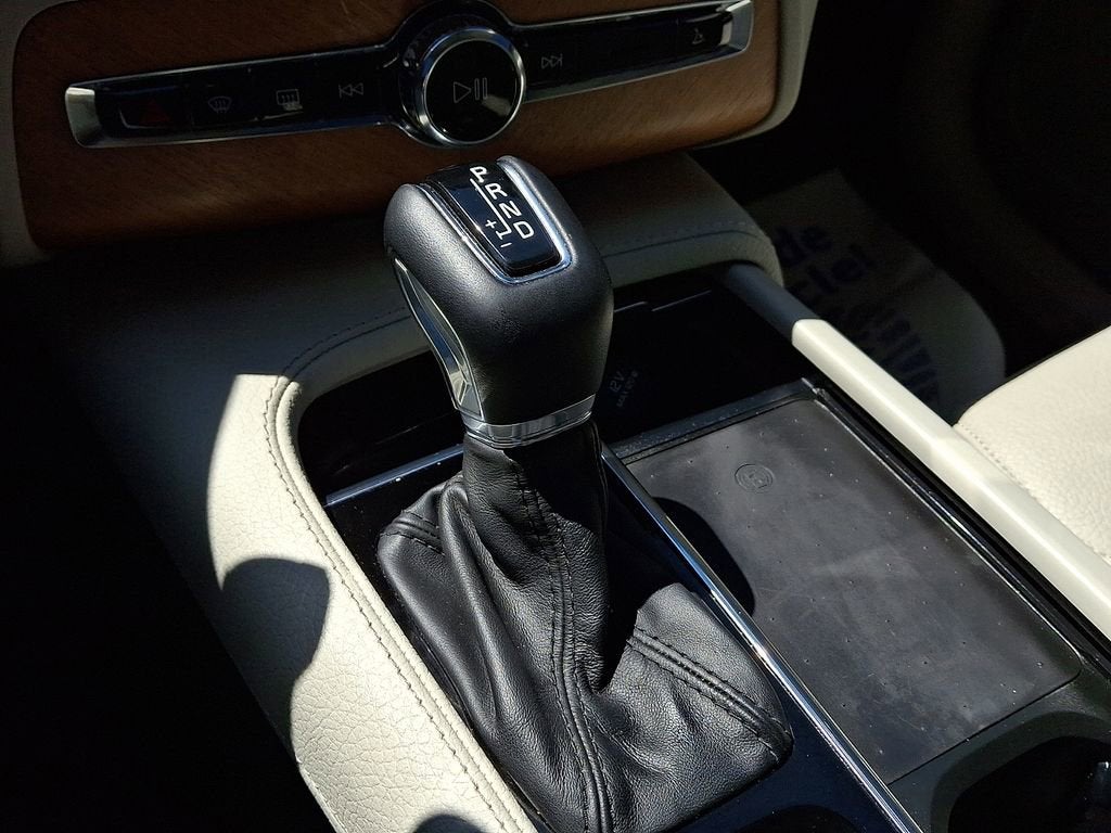 2022 Volvo XC90 T6 Momentum 7 Passenger