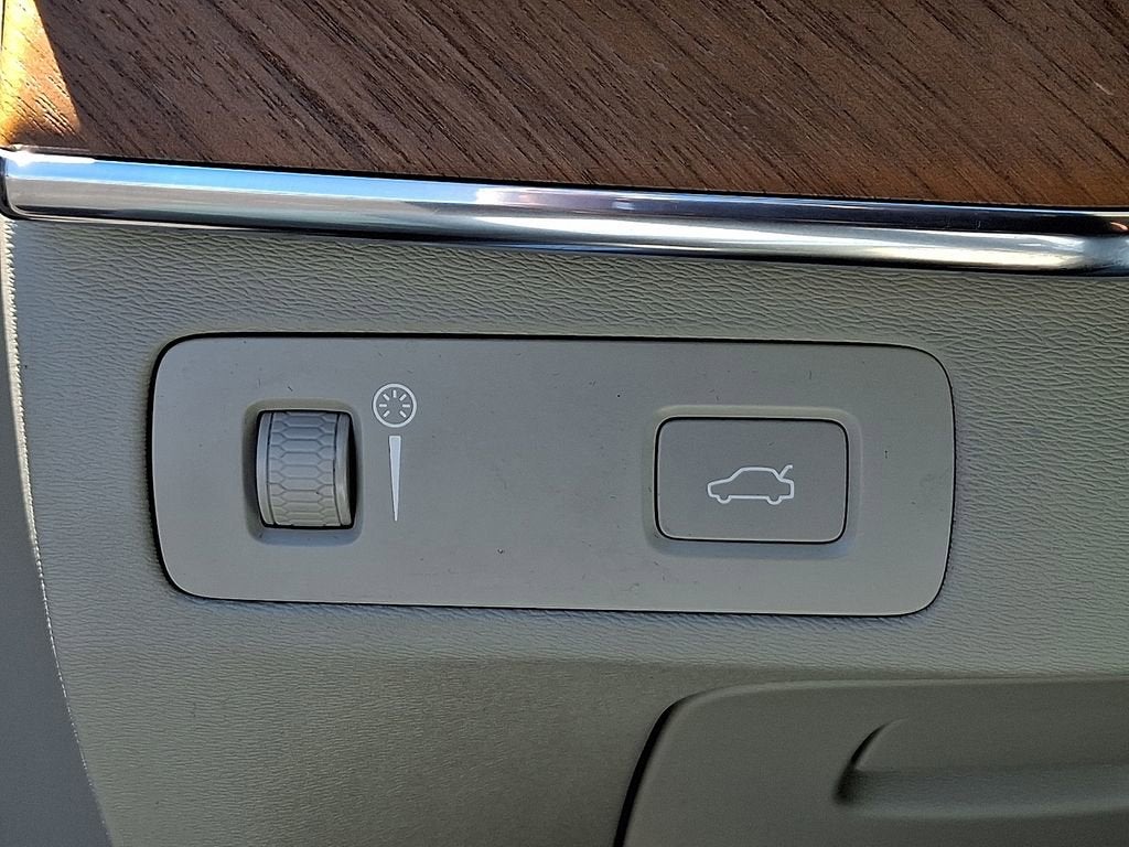2022 Volvo XC90 T6 Momentum 7 Passenger