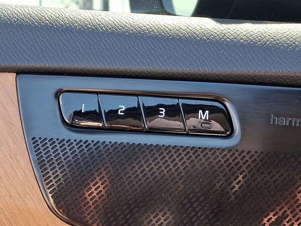 2022 Volvo XC90 T6 Momentum 7 Passenger